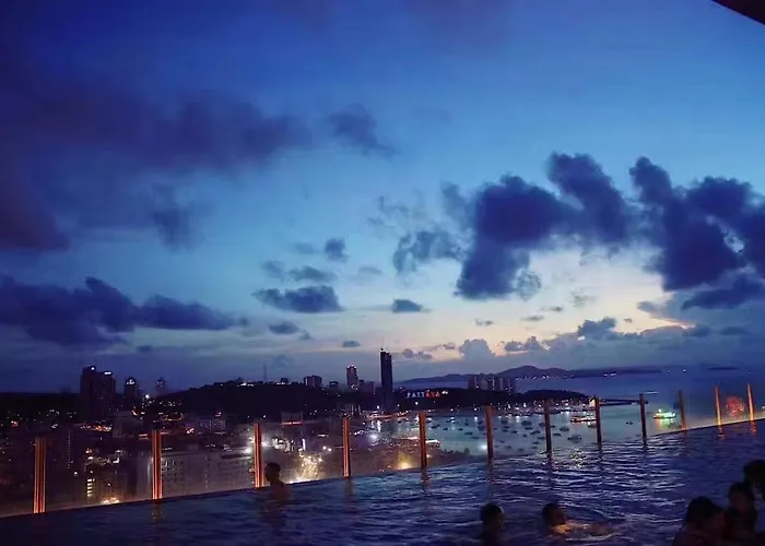 Pattaya The Base市中心近海滩和商场的无边泳池一卧室公寓