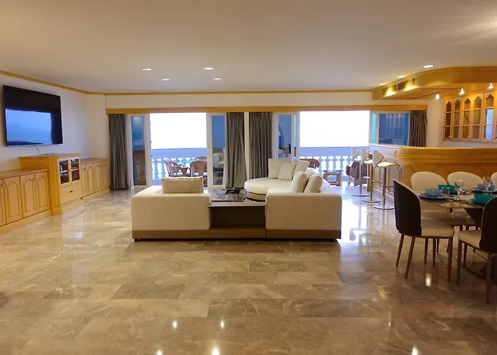Spacious Seaview 3Br Apartment:Direct Beach Access