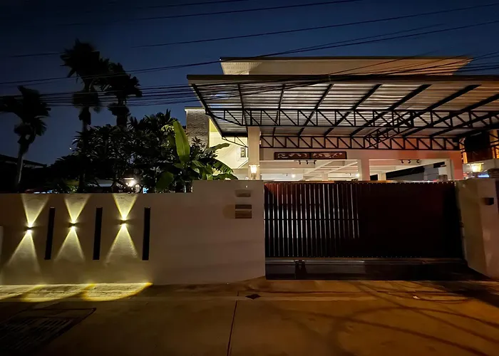 Massive Pet-Friendly House, 5 Mins From Beach, Pattaya