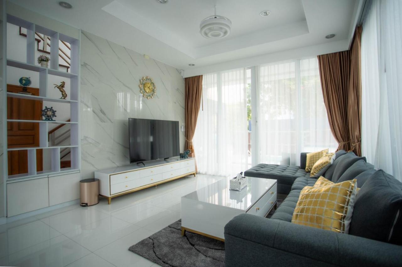 Kw Pool Villa
