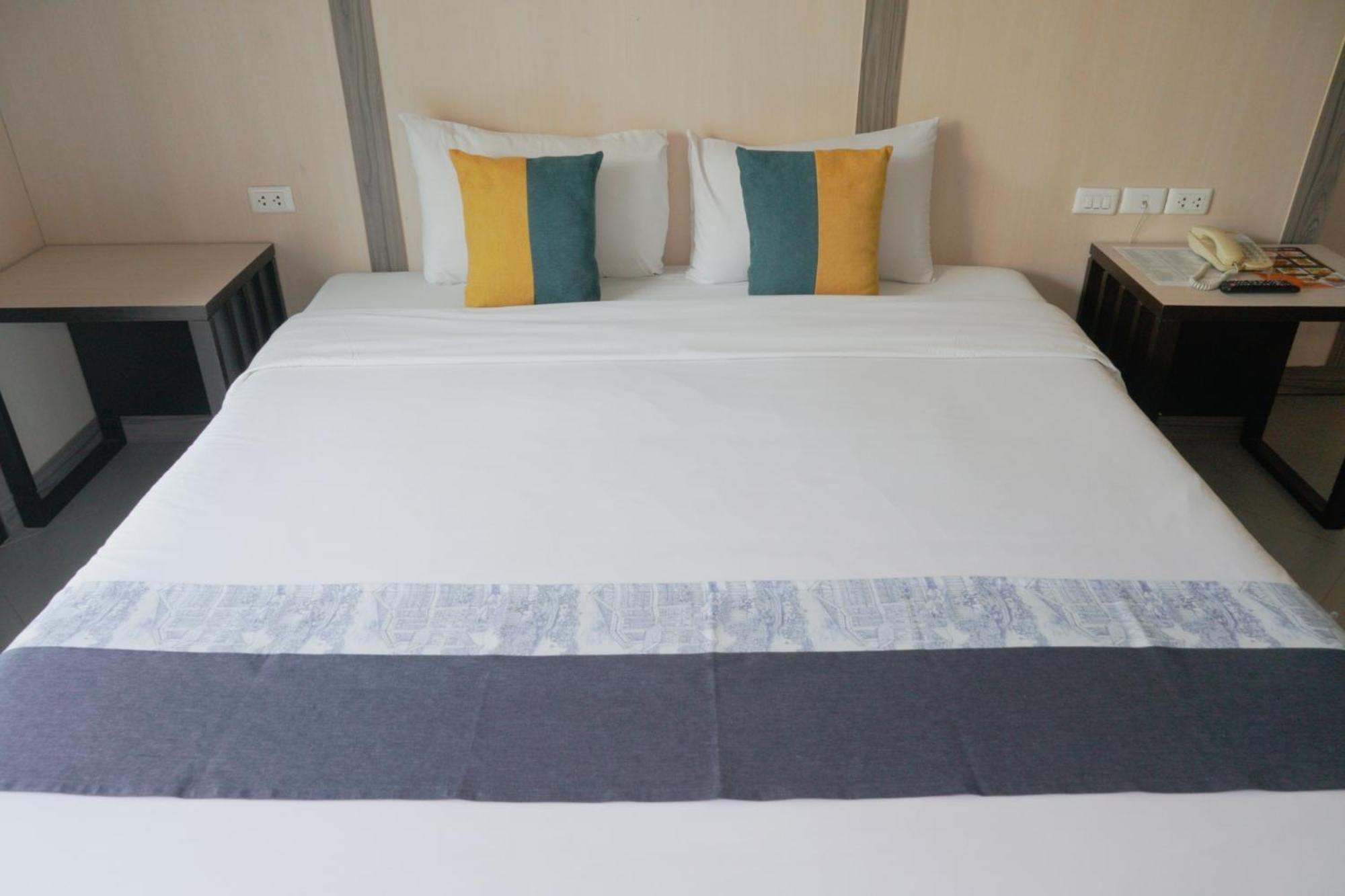 Sea Breeze Jomtien Hotel 4*