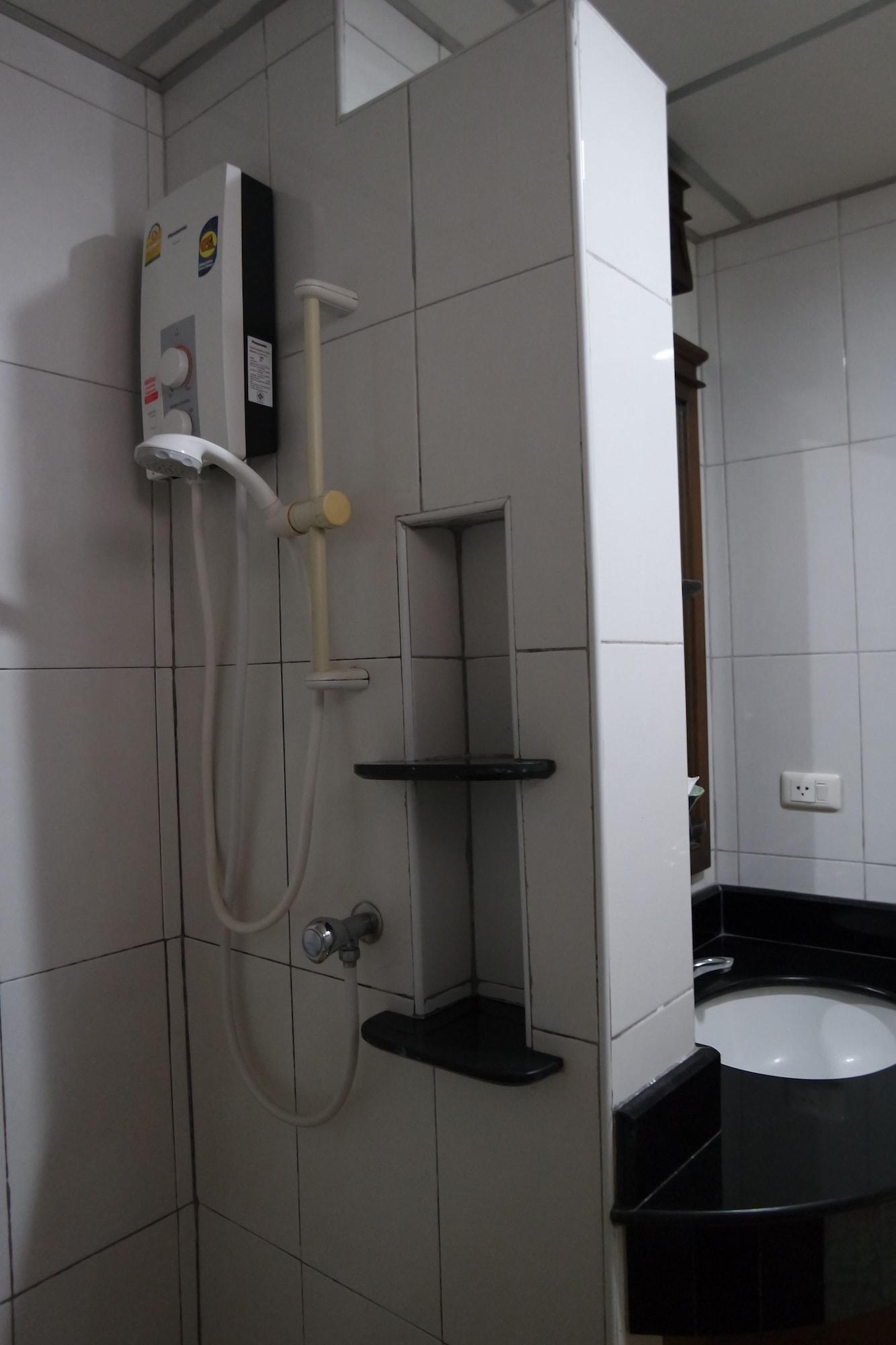 Nikom Court Hotel 2*