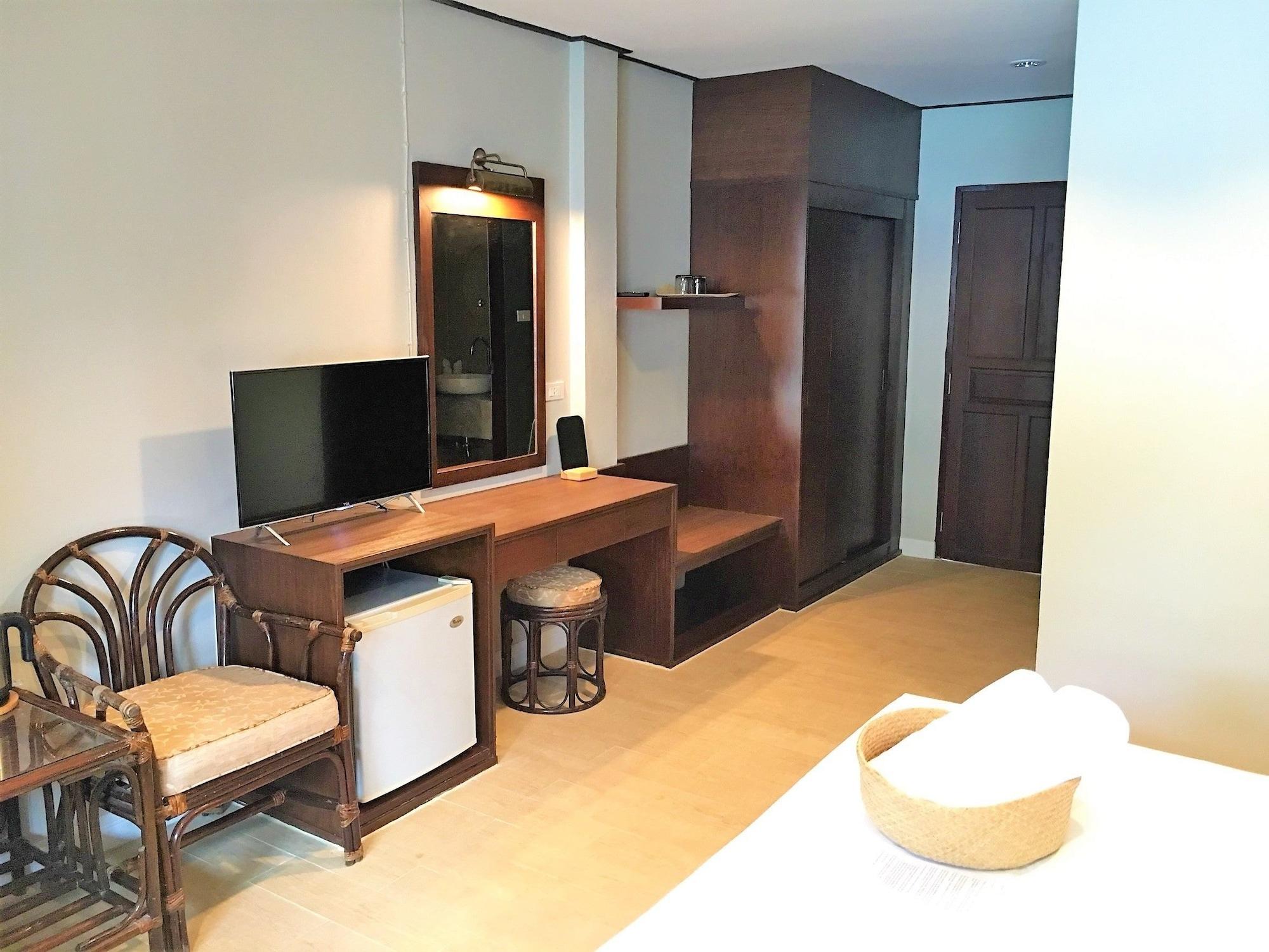 Let's Hyde & - Pool Pattaya