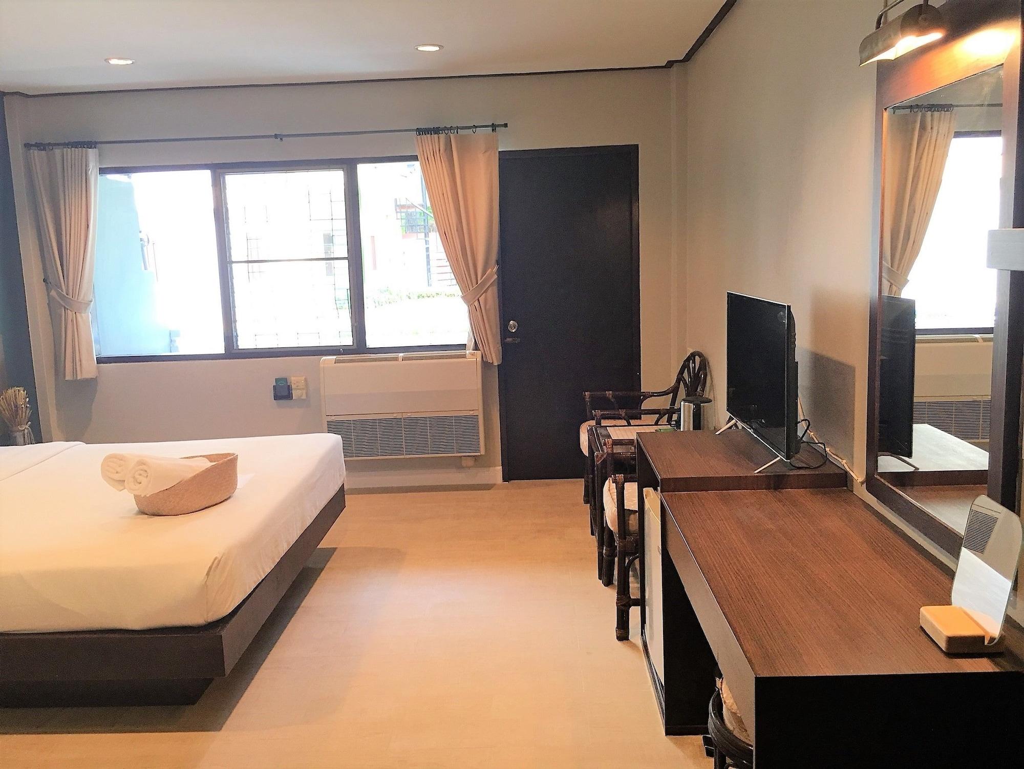 Let's Hyde & - Pool Hotel Pattaya