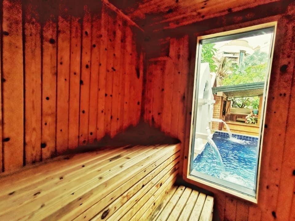 Villa Peacock Party Pool