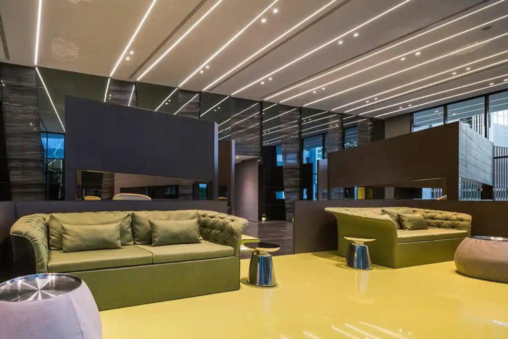 Great Location With Infinity Pool - Central