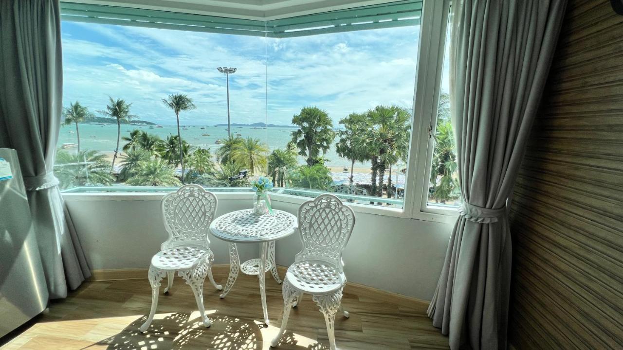 The Front Resort, Hotel