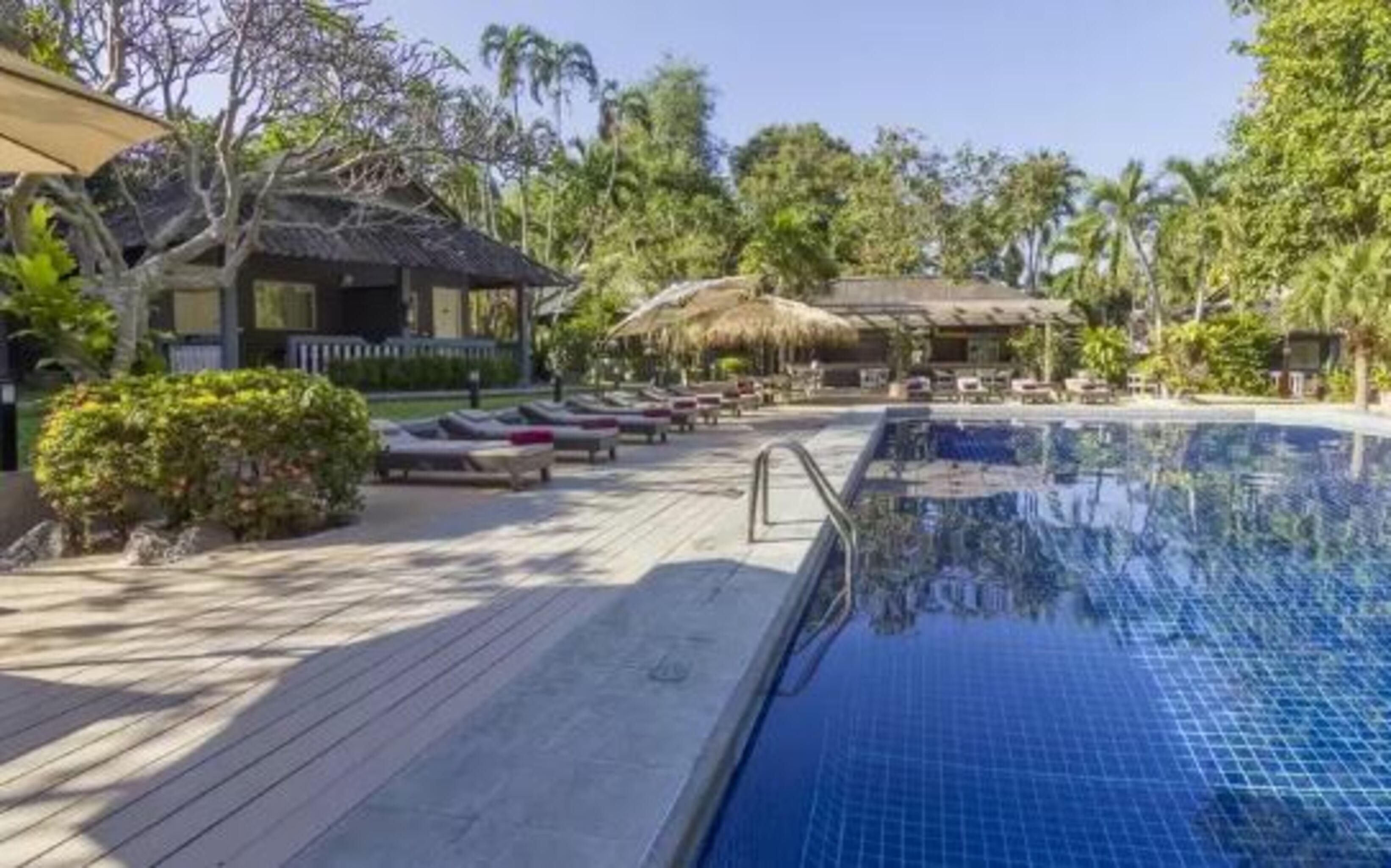 Let's Hyde & - Pool 4*