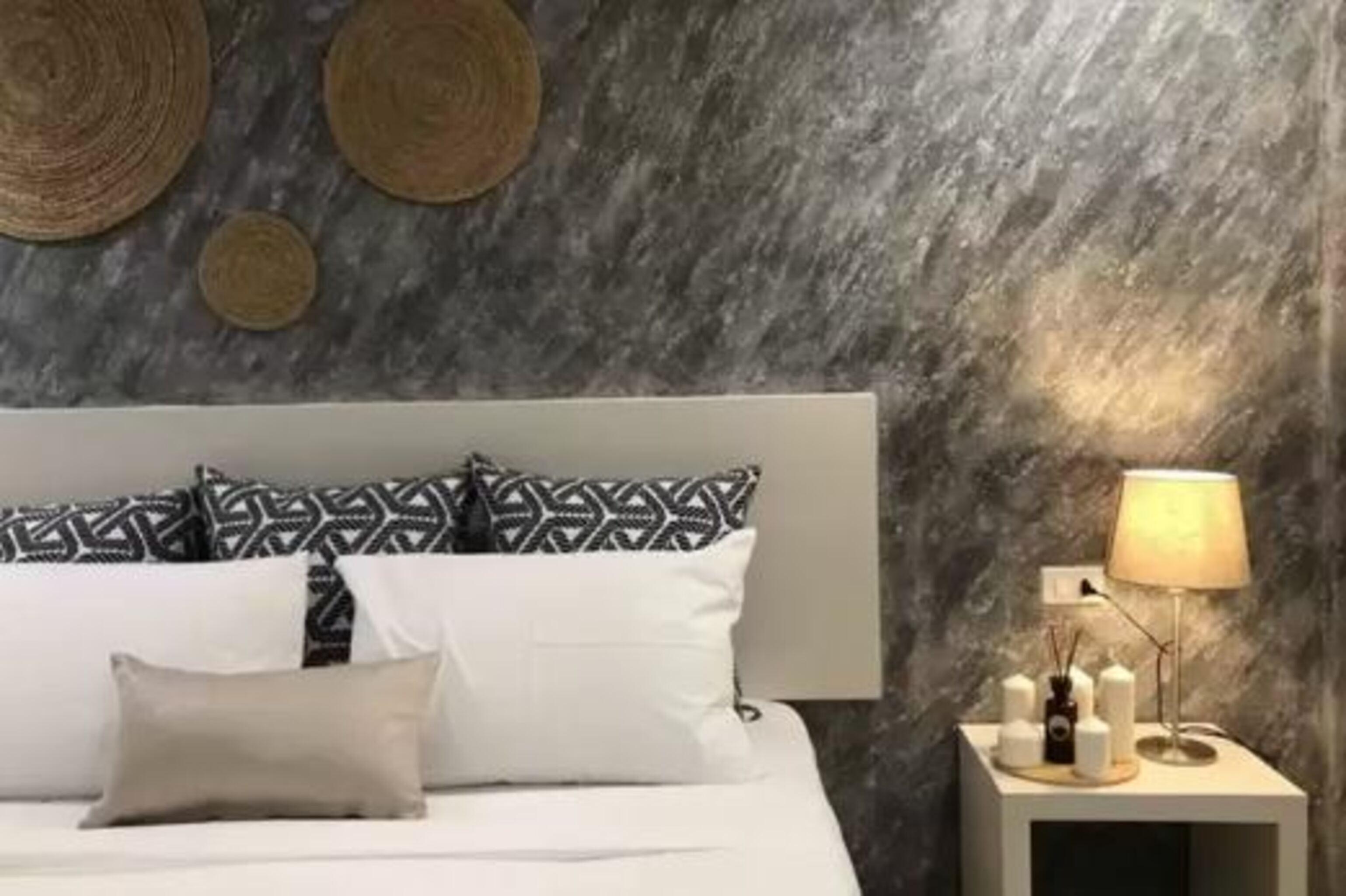 Let's Hyde & - Pool Hotel