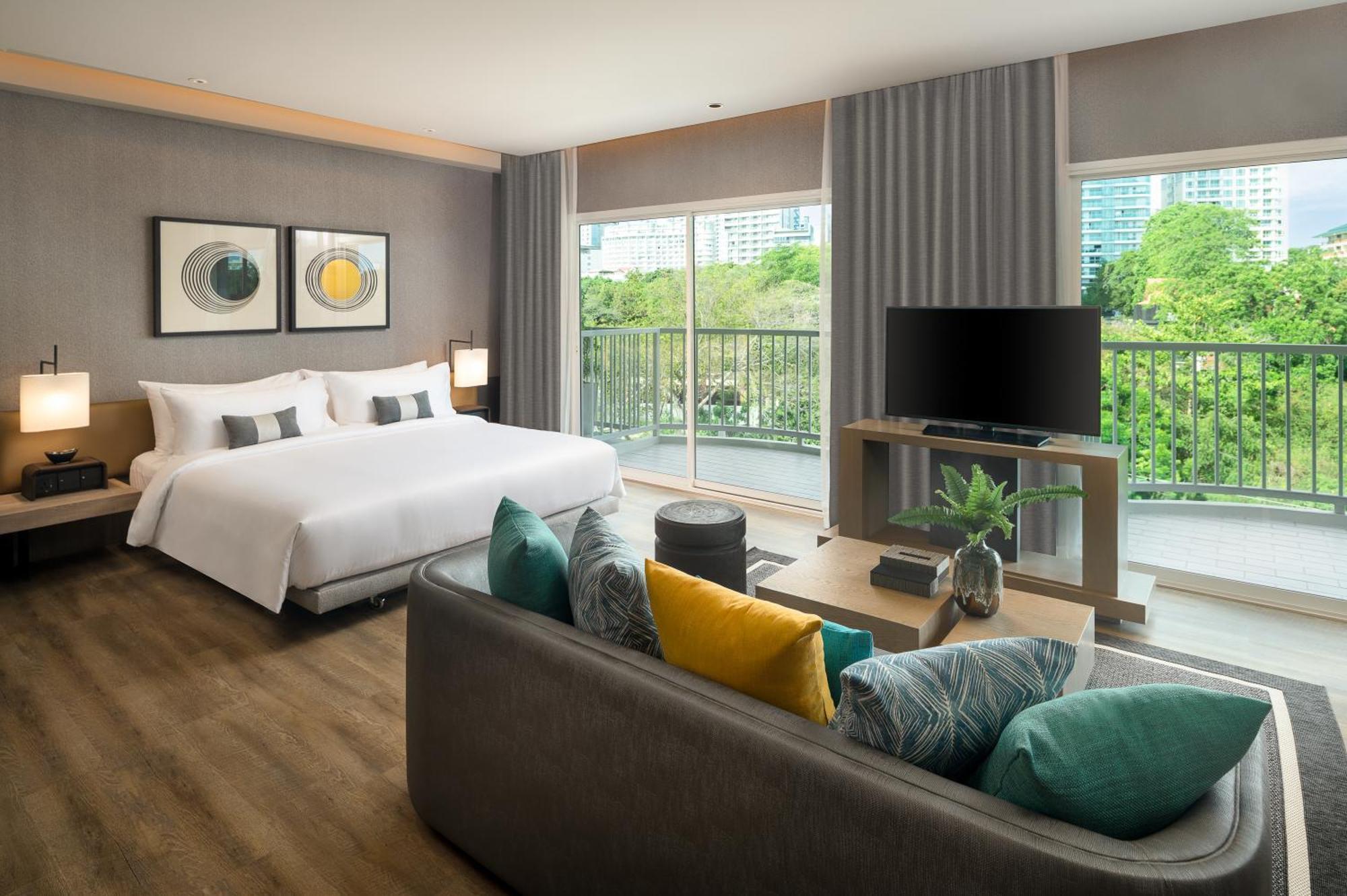 Cross Pratamnak Pattaya