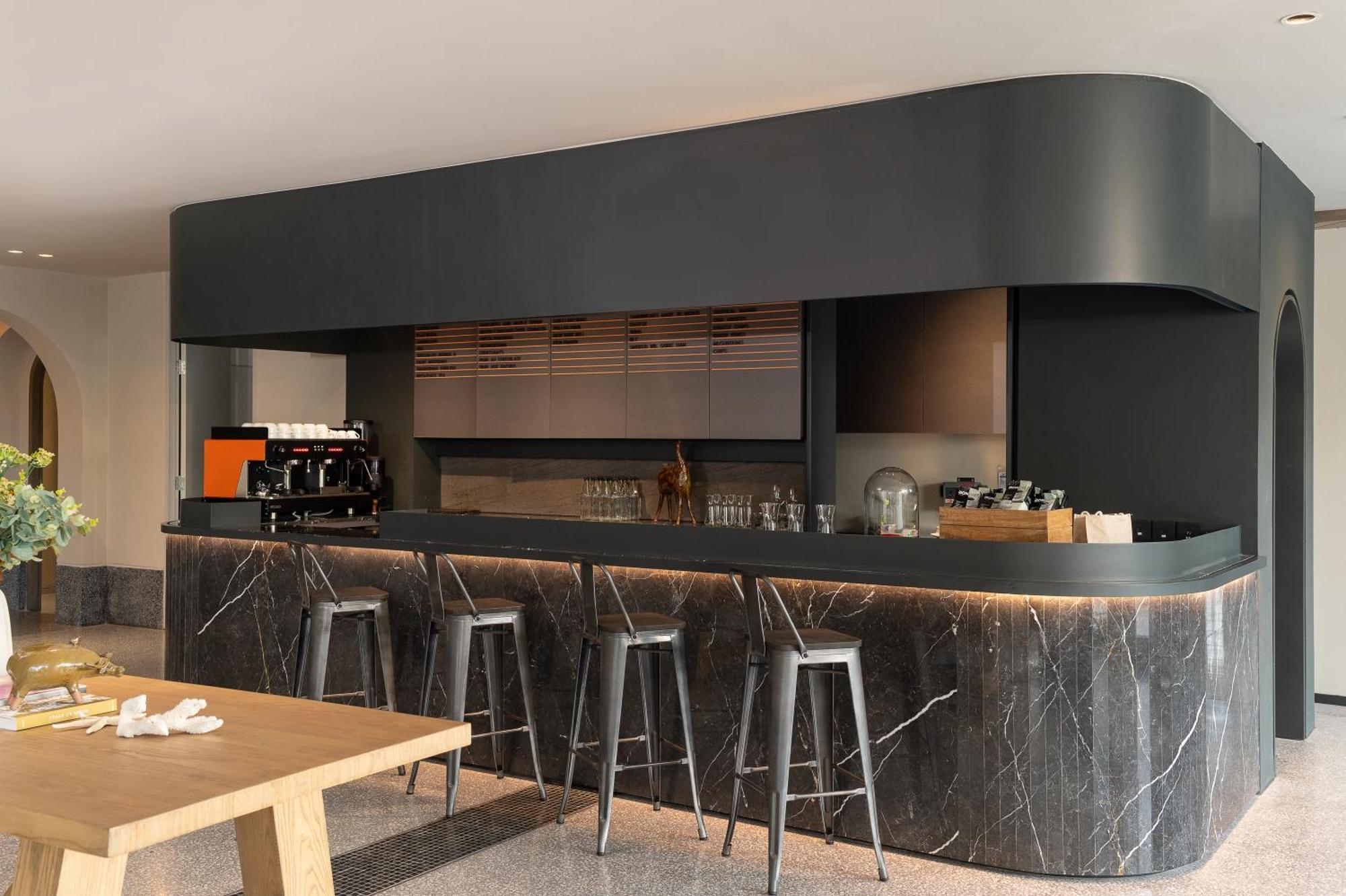 Cross Pratamnak Hotel