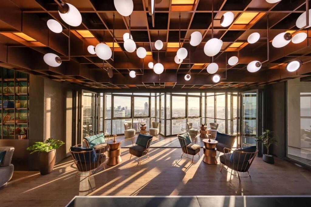 Downtown Chic Rooftop Pool #en797