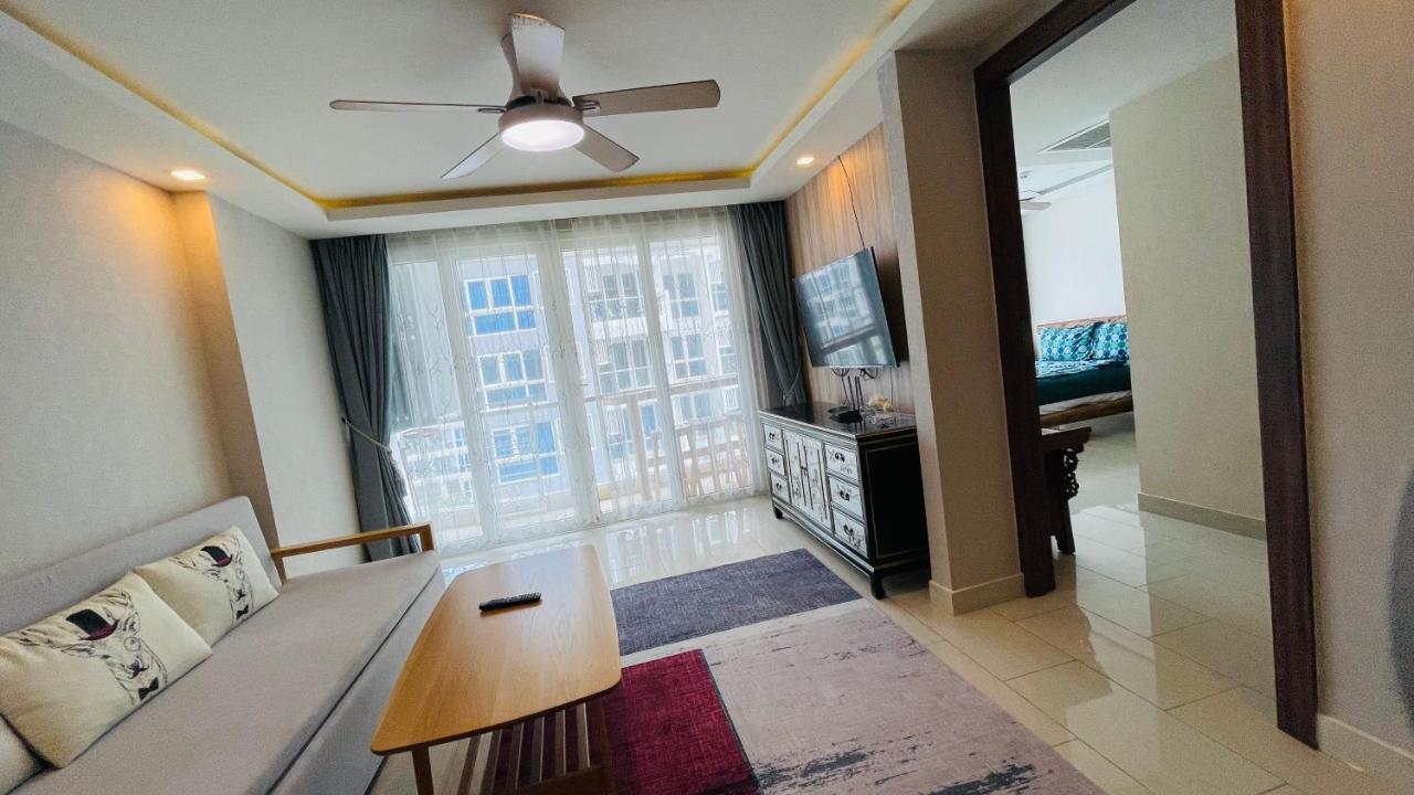 Grand Avenue Soi Buakhao By Daisy