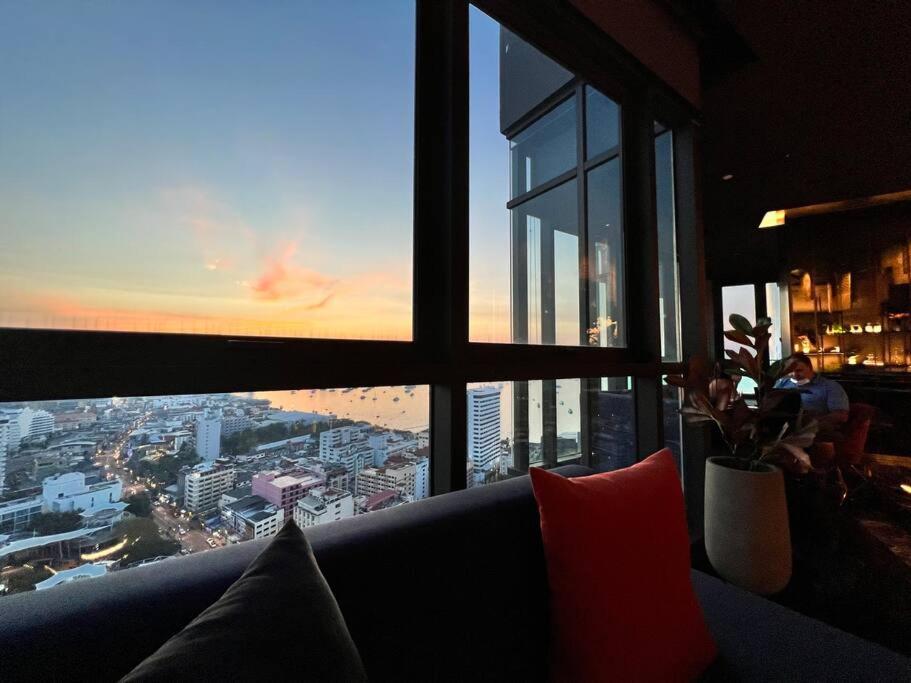 Secret Gem Sea-view King Size Edge Apartment Pattaya