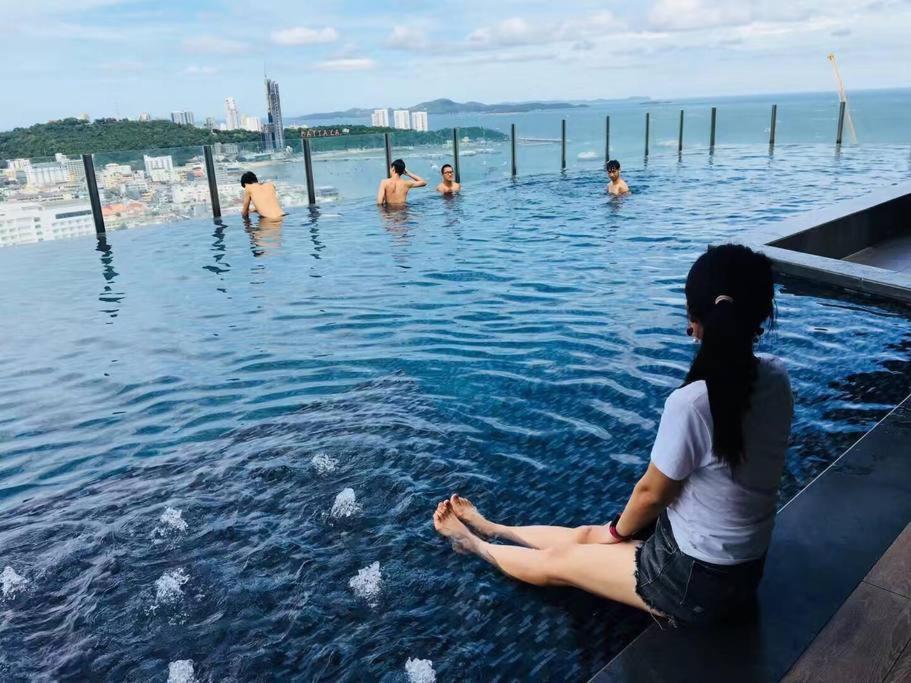 泰国芭提雅顶层无边游泳池公寓thebase健身房 Pattaya