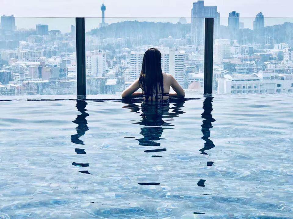 泰国芭提雅顶层无边游泳池公寓thebase健身房 Apartment