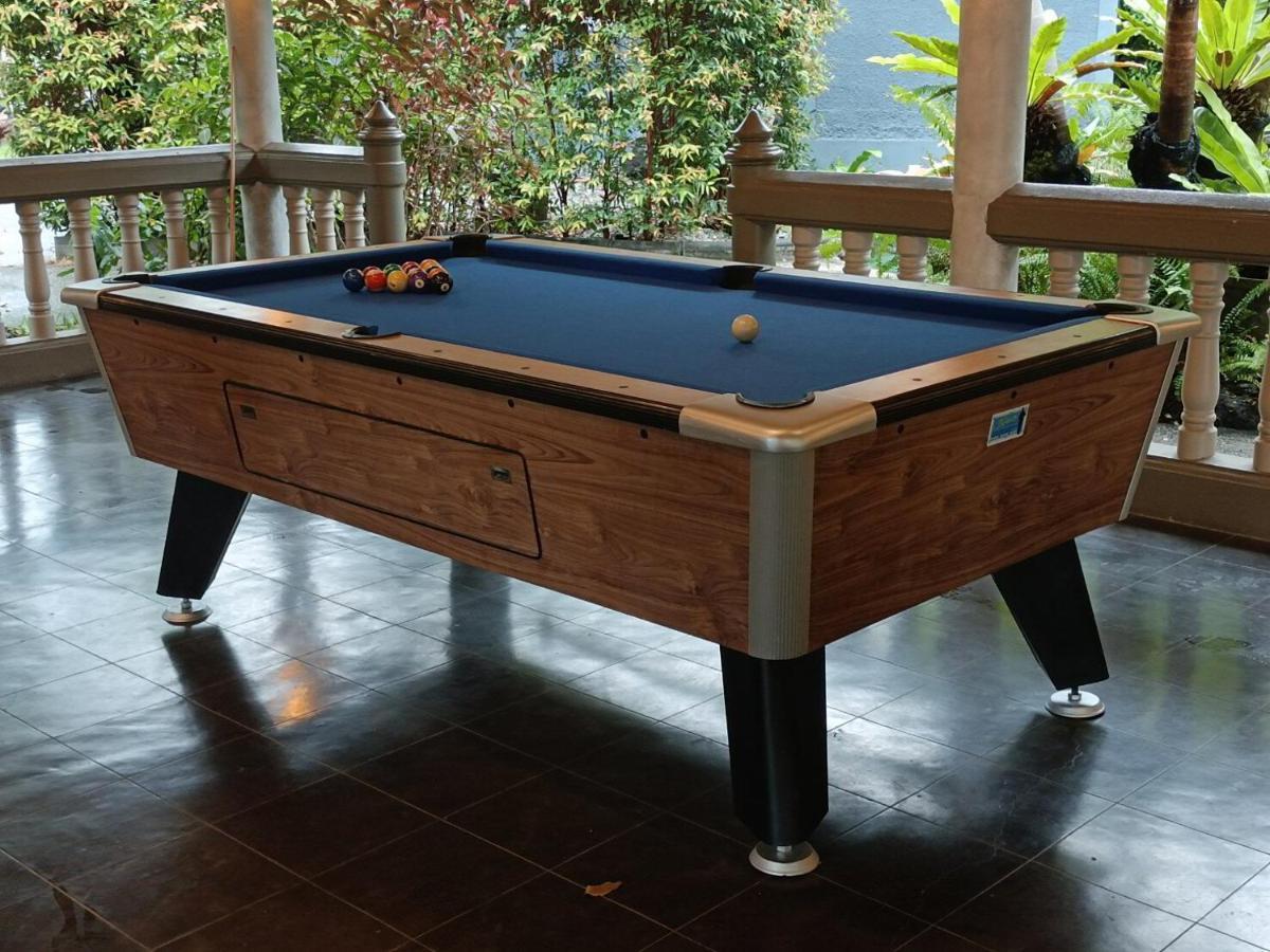 Let's Hyde & - Pool 4*