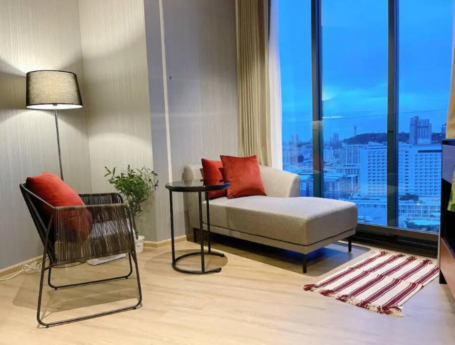 The Edge With Living & Infinity Pool Apartment *