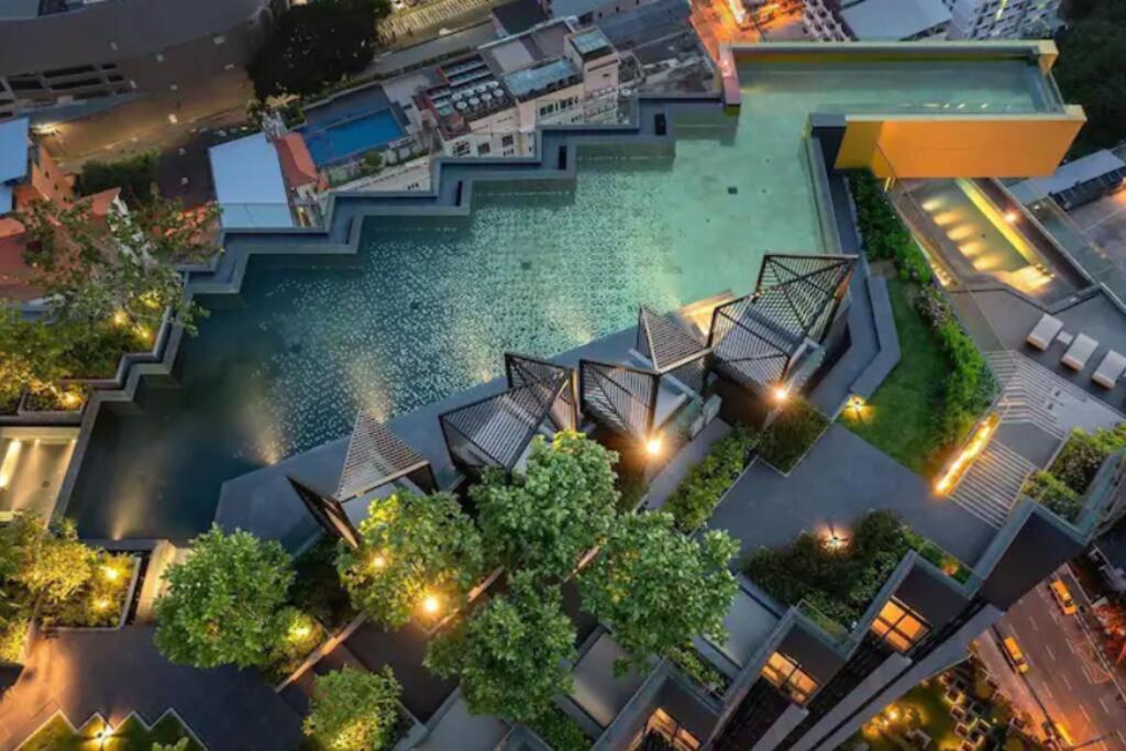 Edge Sky With Infinity Pool & Free Netflix Apartment *