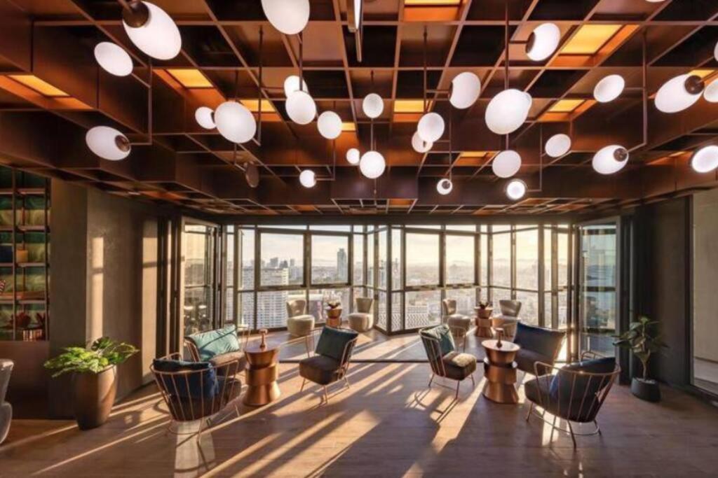 Apartment Edge With Living *