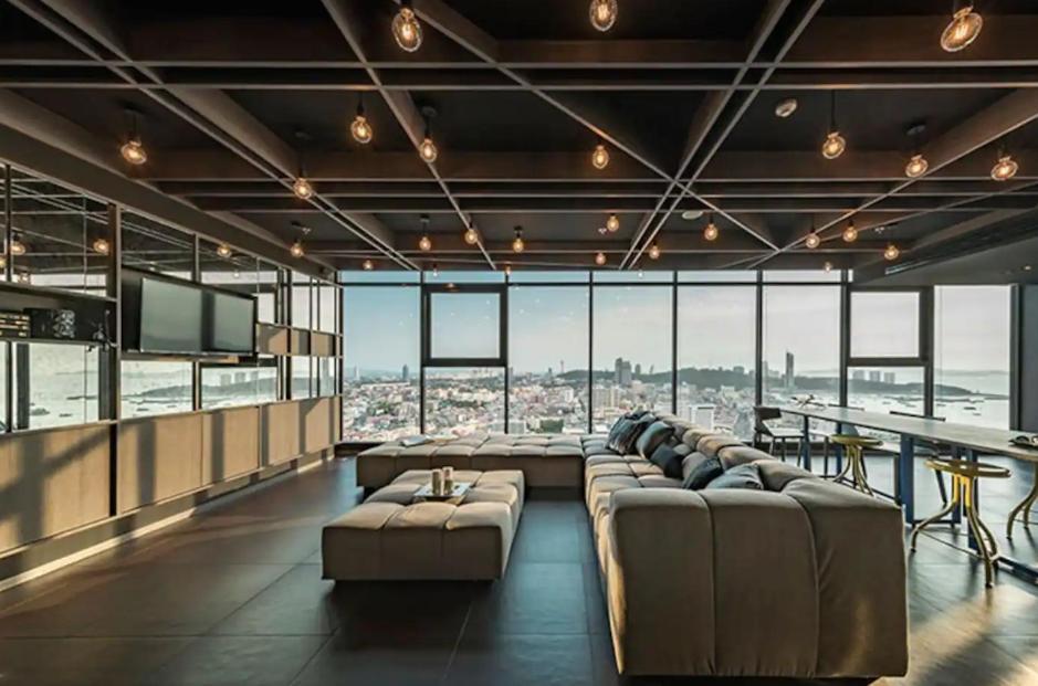 Base Quiet King-bed With Infinity Pool & Free Netflix! * Pattaya