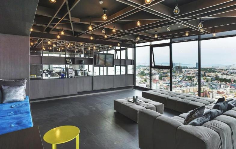 The Base Quiet King-bed With Infinity Pool & Free Netflix! Pangsapuri Pattaya