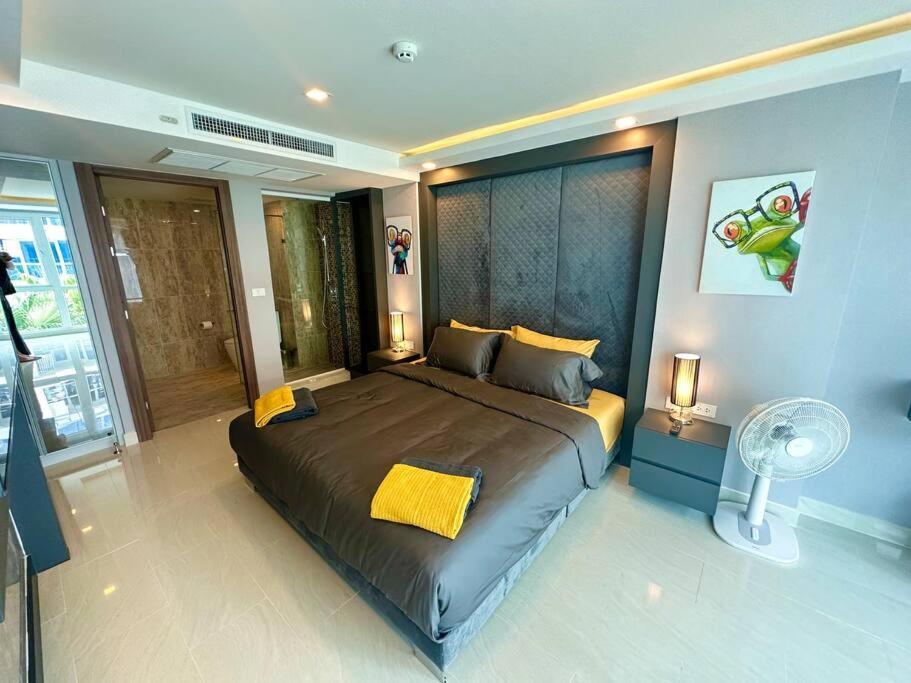 Large Luxury - Centre - Grand Avenue Residences, Pool View - 413 Apartamento *