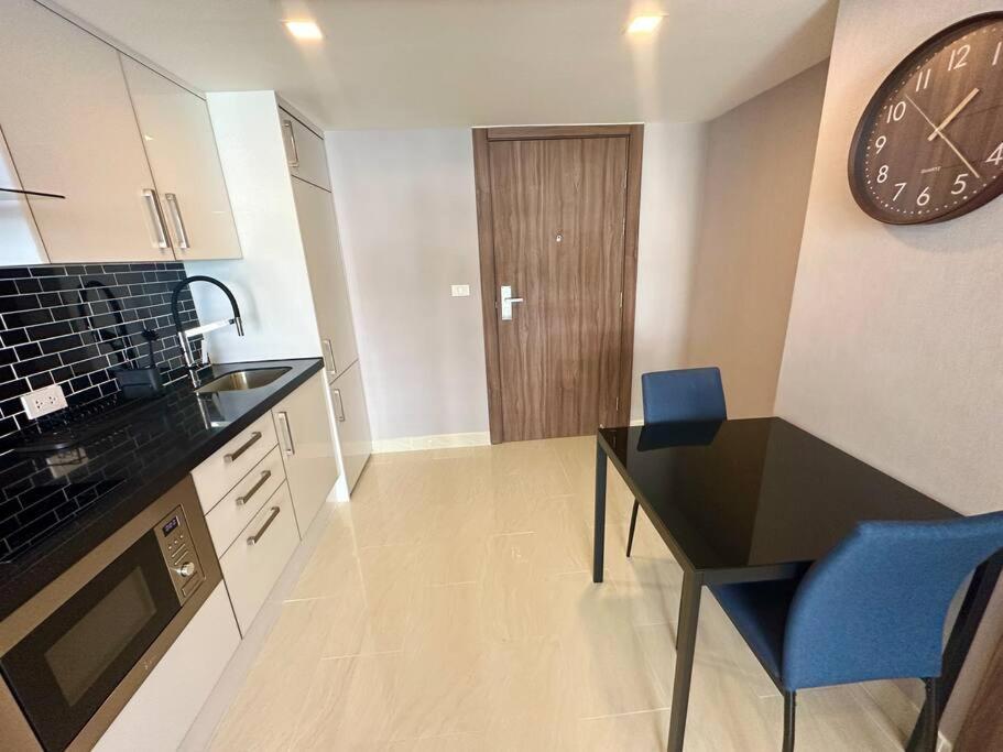 Apartamento Large Luxury - Centre - Grand Avenue Residences, Pool View - 413