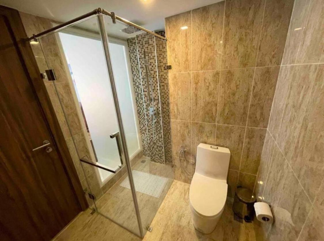 Large Deluxe Grand Avenue Apartment