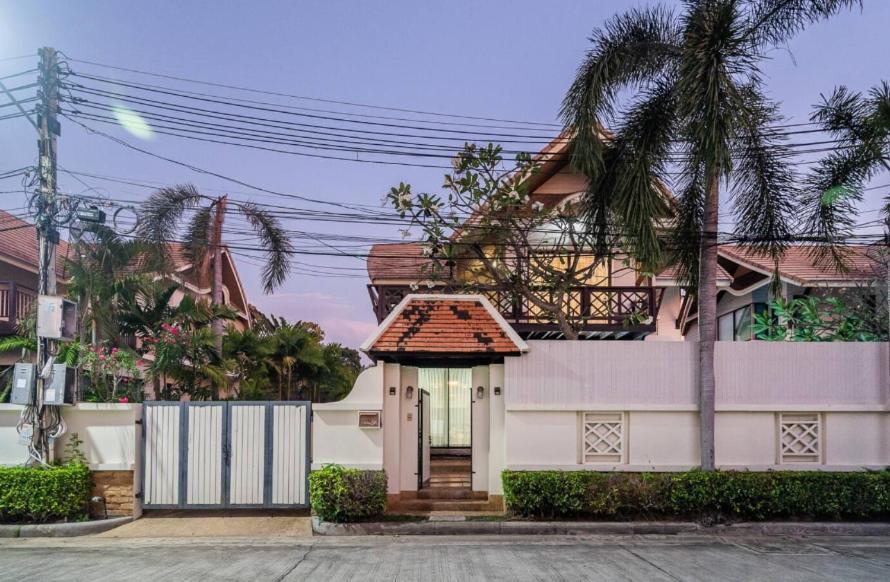 Deluxe Pool Close To And Walking Street!