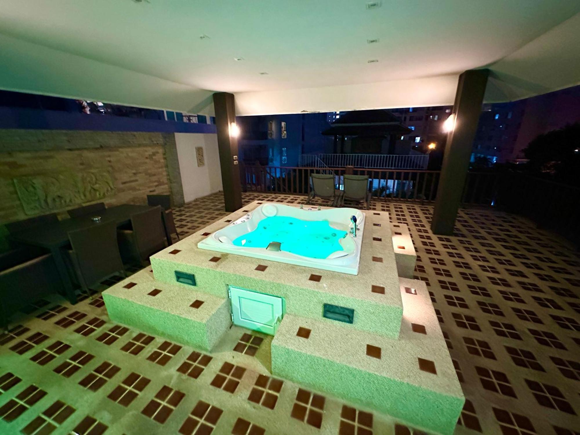 Vila Private Pool & Jacuzzi Villa, Phratumnak, - 600m From The Beach, 711 Nearby Pattaya