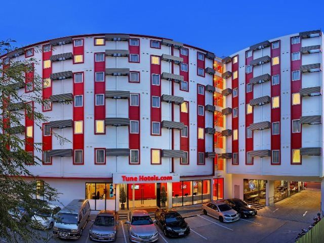 Red Planet Sha Extra Hotel