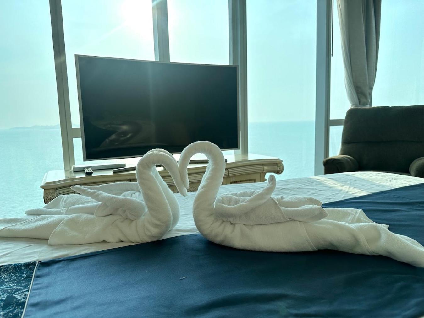 Oceanfront Luxury In With Private And Inifinity Pool - Not A 30 Day Minimum Apartment Pattaya