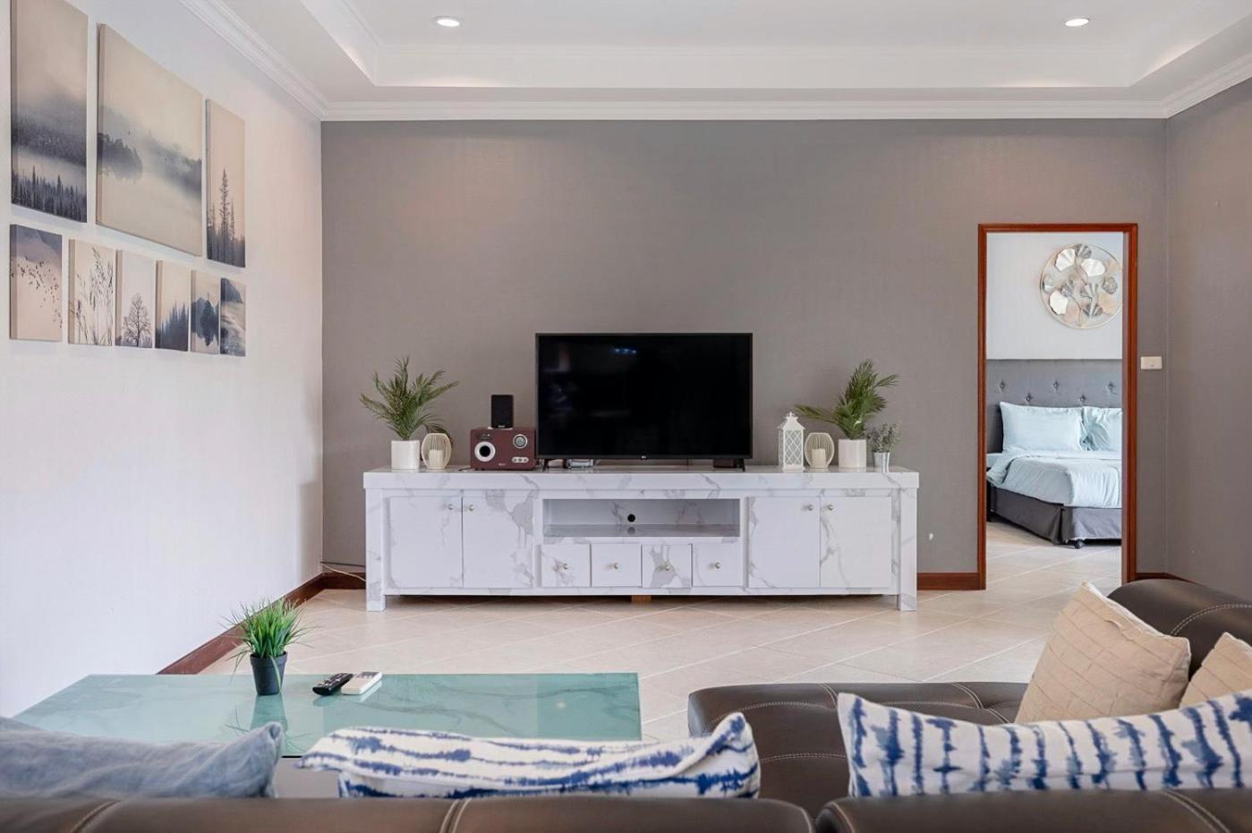 Majestic Pool 3 Bedrooms Private Beach Pattaya