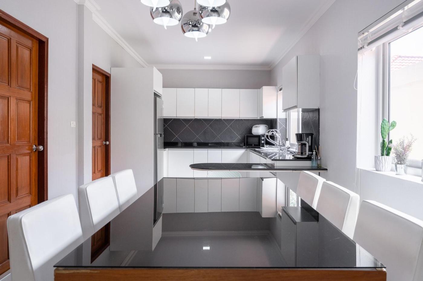 Majestic Pool 3 Bedrooms Private Beach Pattaya