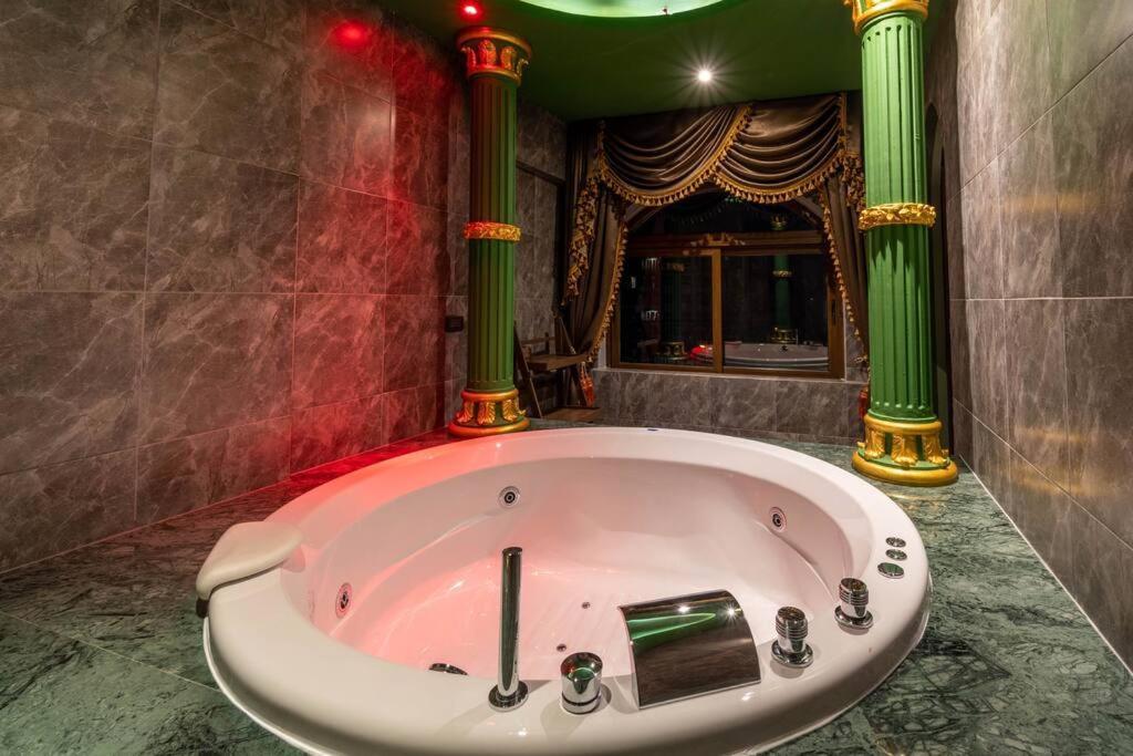 The Castle Pratumnak Hill 6 Bedroom Apartamento