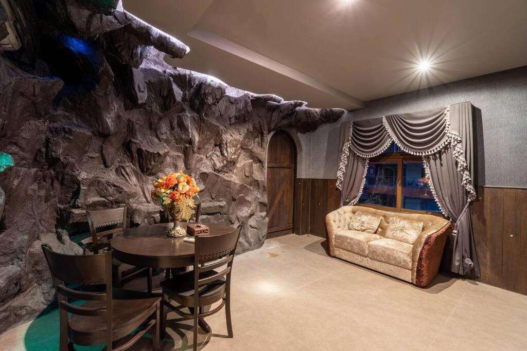 The Castle Pratumnak Hill 6 Bedroom Apartamento *