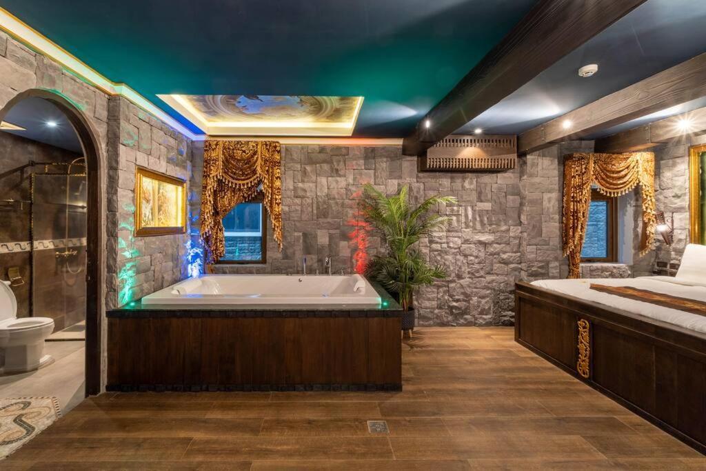 The Castle Pratumnak Hill 6 Bedroom *