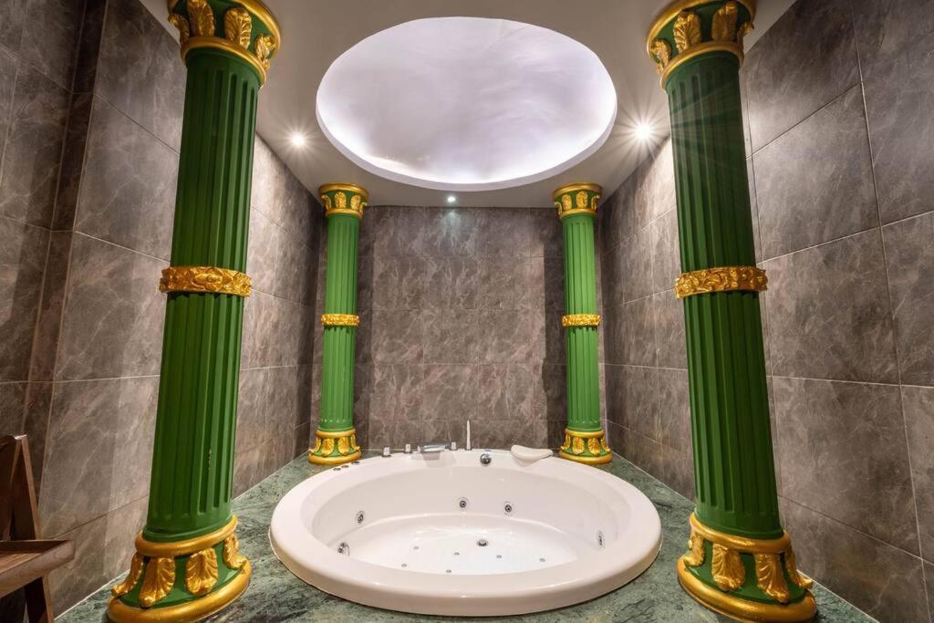 The Castle Pratumnak Hill 6 Bedroom Apartamento *