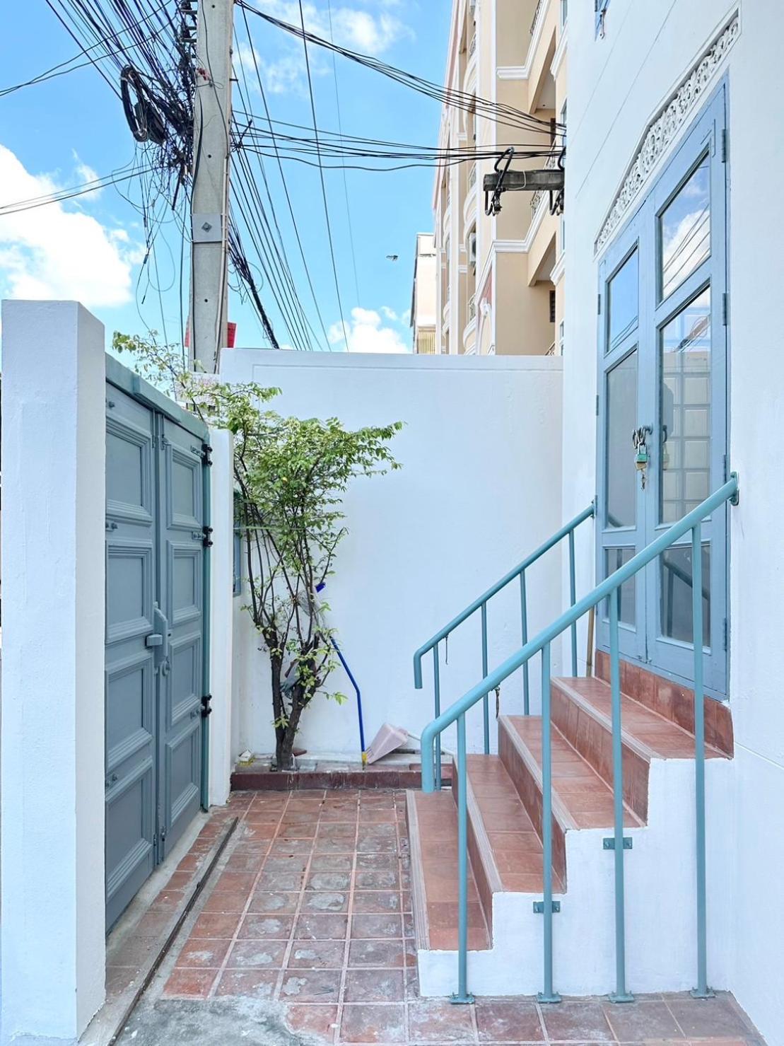 After-grad Poshtel *