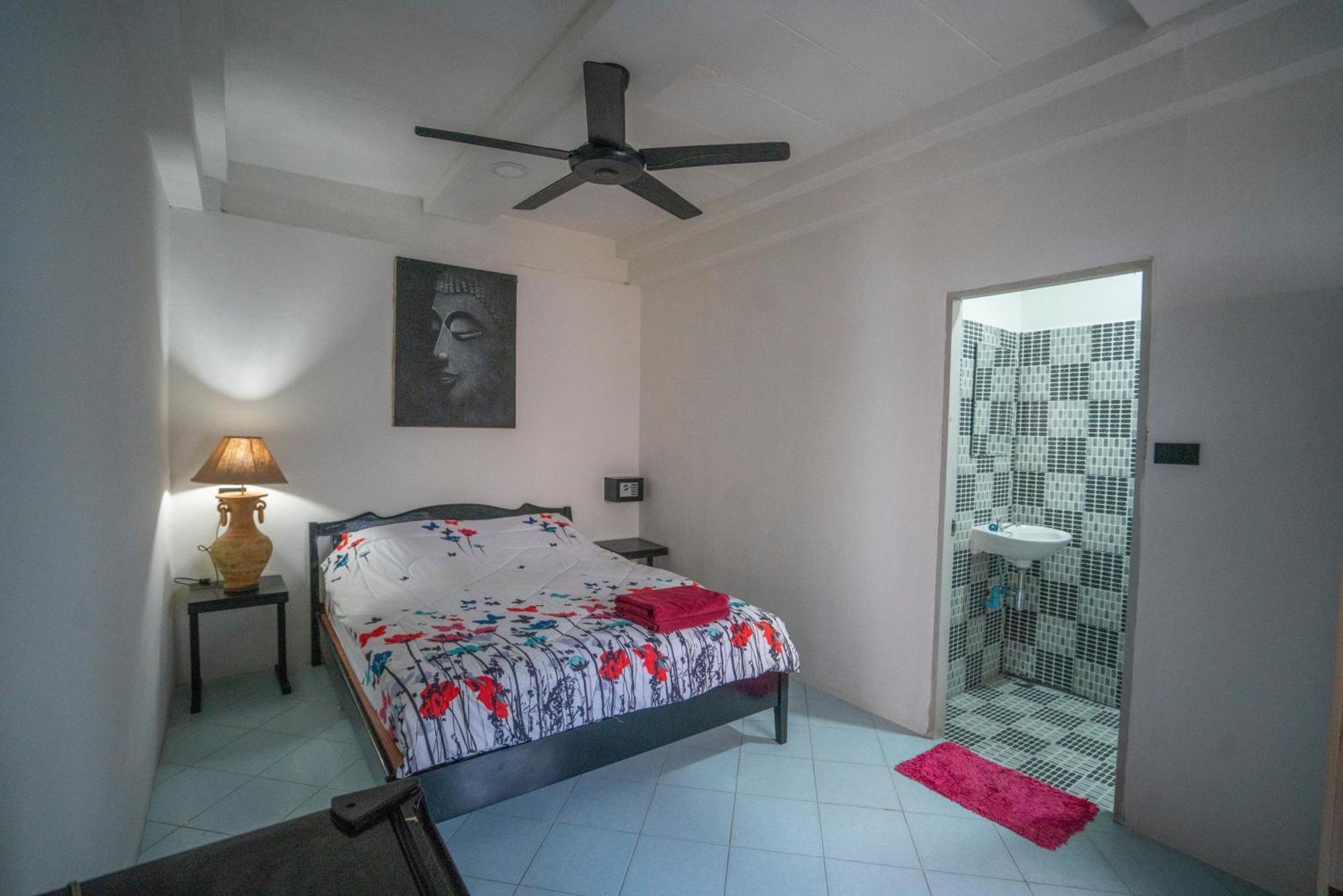 Splash Bar And Guest house *