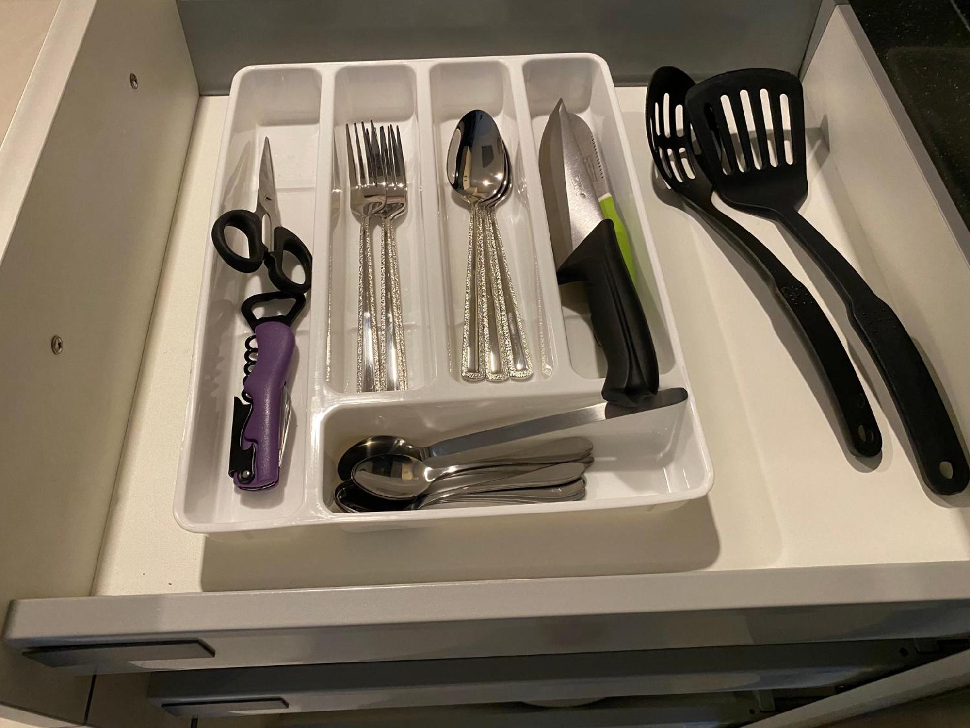 Large Deluxe Grand Avenue Apartment