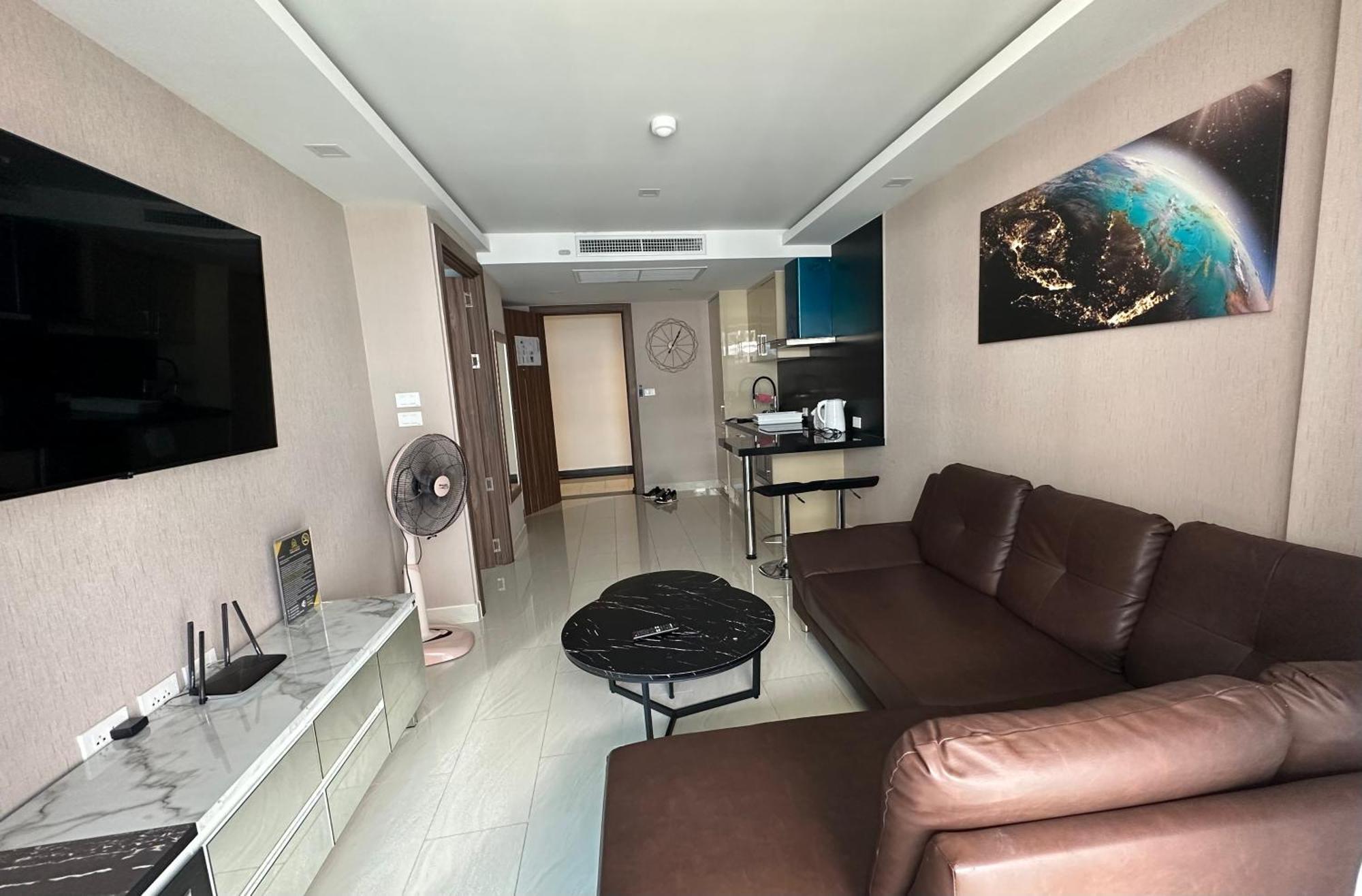 Large Deluxe Grand Avenue Apartment