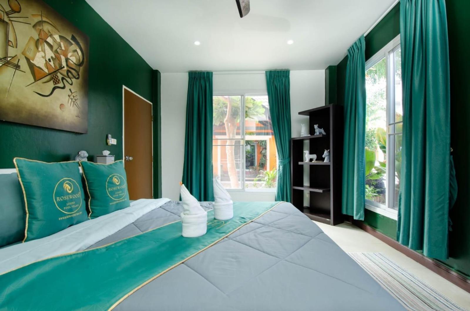 Villa Rosewood Pool 1 *