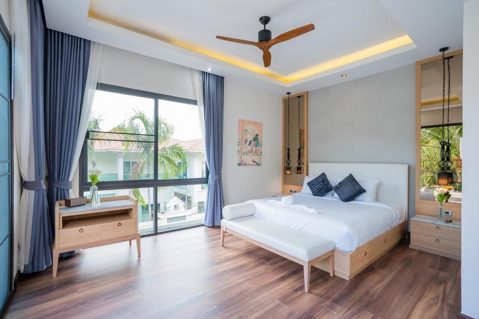 Hollywood Luxury Poolvilla Walking Street 4 Bedrooms Villa Pattaya