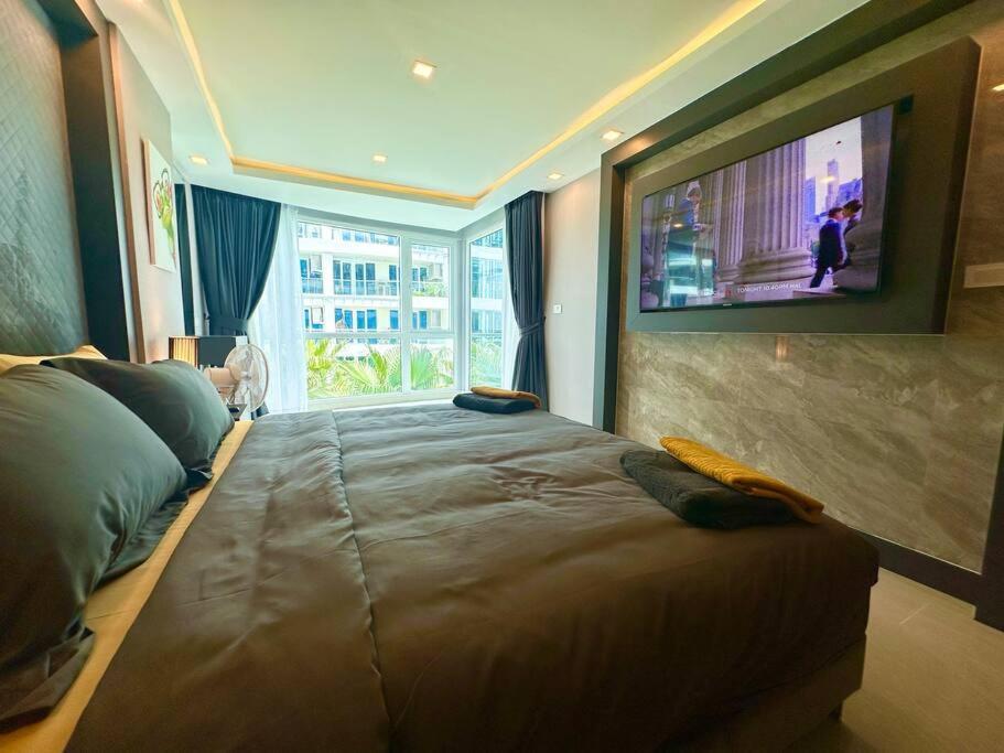 Large Luxury - Centre - Grand Avenue Residences, Pool View - 413