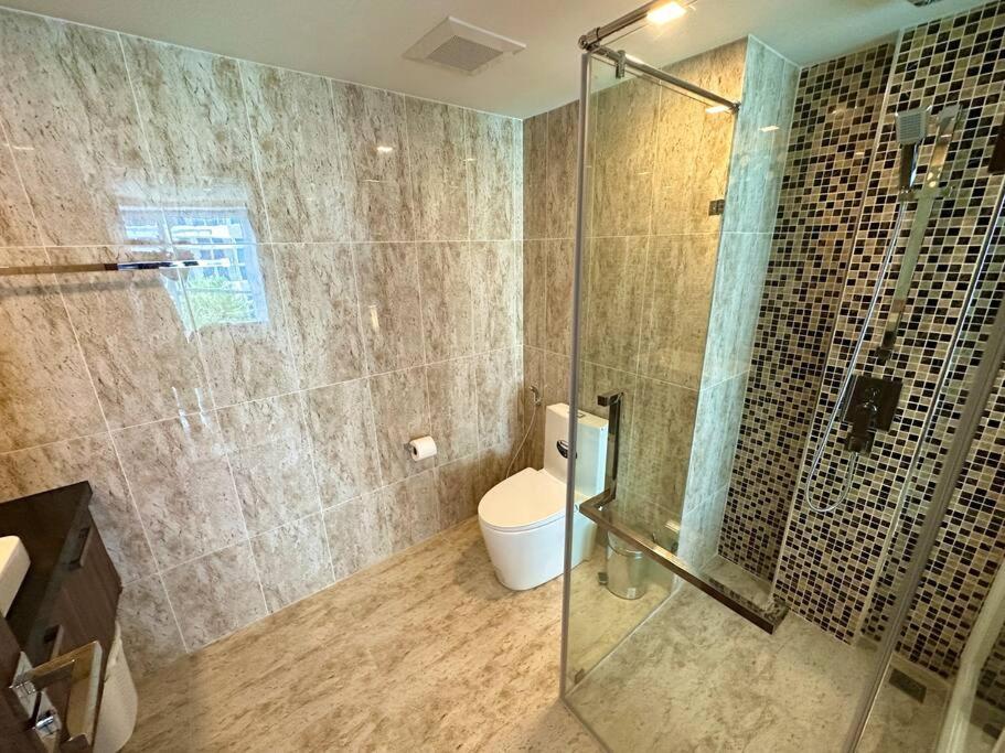 Large Luxury - Centre - Grand Avenue Residences, Pool View - 413