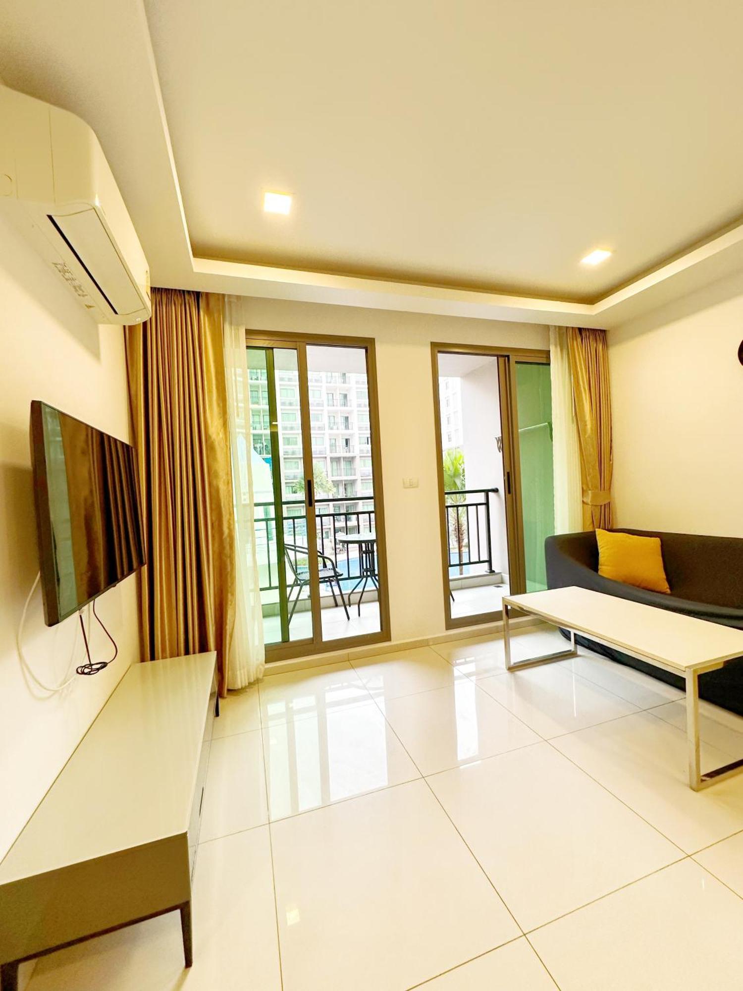 Arcadia Beach Continental 2 Bedroom Fast Internet Jacuzzi Waterfall * Pattaya