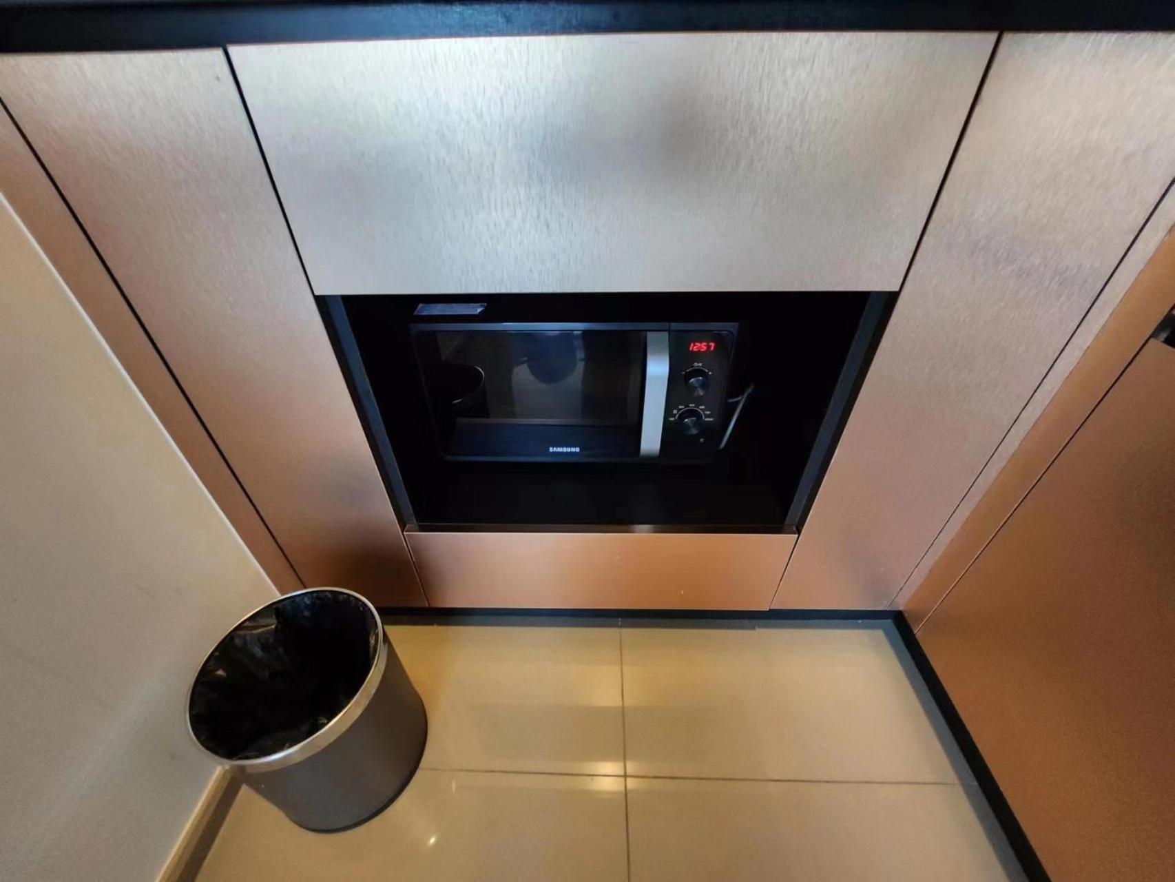 小红书网红超大无边泳池edge豪华公寓 市中心 海滩300米 Apartment *