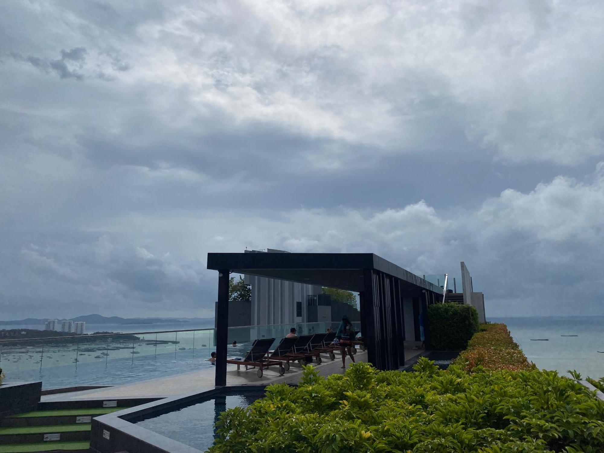 Apartment The Base Pattaya: Beachfront Near Shopping *